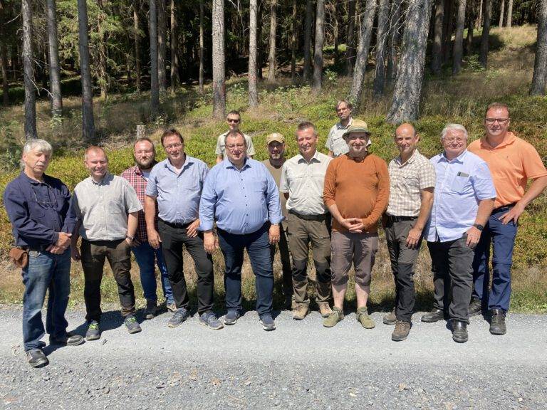 Der Waldbesitzerverband von Thüringen trifft sich auf den Schadflächen in Südthüringen mit den Abgeordneten aus dem Land- und Bundestag